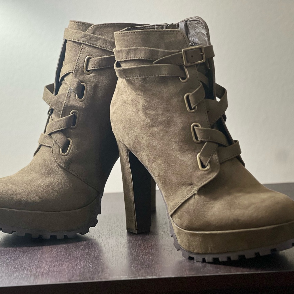 Stylish Tan Women's Ankle Boots